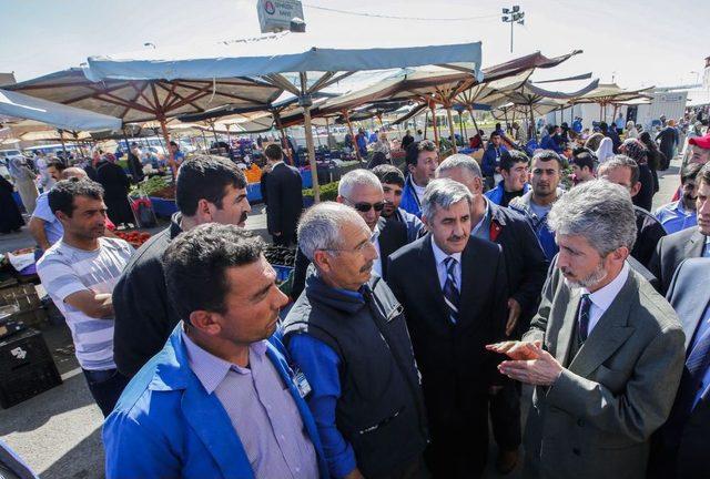 Belediye Başkanı Tuna, Cuma Pazarı'nı Ziyaret Etti