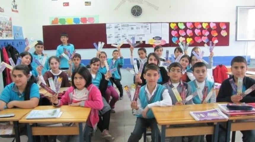 Yerk&ouml;y'de &Ouml;ğrencilere Kitap Ayracı Hediye Edildi