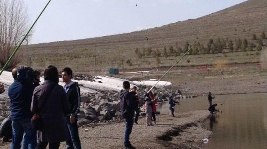 &Uuml;niversite &Ouml;ğrencileri G&ouml;lde Balık Tutarak Ders G&ouml;rd&uuml;