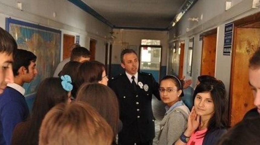 G&ouml;k&ccedil;ebey &Ccedil;pl &Ouml;ğrencileri İl&ccedil;e Emniyet Amirliğini Ziyaret Etti