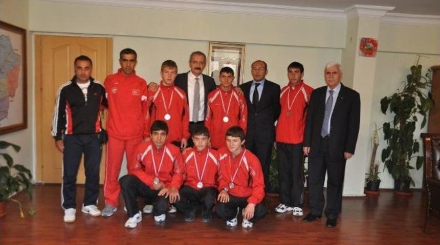 Kros Şampiyonları Milli Eğitim M&uuml;d&uuml;r&uuml; Ekinci&rsquo;yi Ziyaret Etti