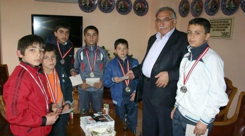 Oltulu G&uuml;reş&ccedil;iler Takım Halinde &ldquo;&uuml;&ccedil;&uuml;nc&uuml;&rdquo; Oldu