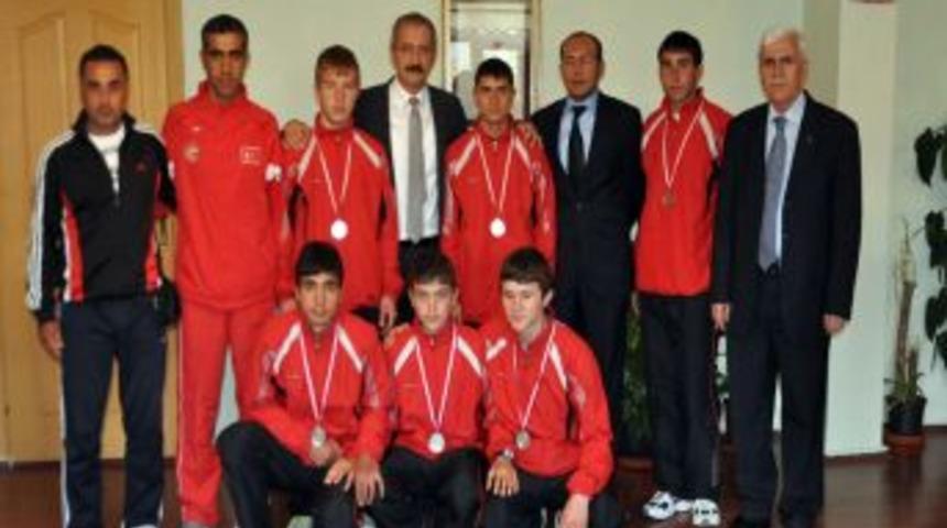 Sporcular, Milli Eğitim M&uuml;d&uuml;r&uuml;n&uuml; Ziyaret Etti