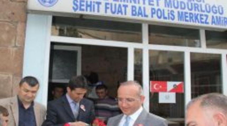 Bitlis'te Kutlu Doğum Haftası Nedeniyle Vali Ve Belediye Başkanı G&uuml;l Dağıttı