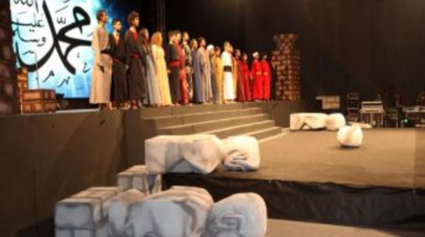 Başkan &Ouml;zt&uuml;rk: Muhabbet Ile Hz. Muhammed'i  Birleştiren K&uuml;lt&uuml;r&uuml;n Insanıyız