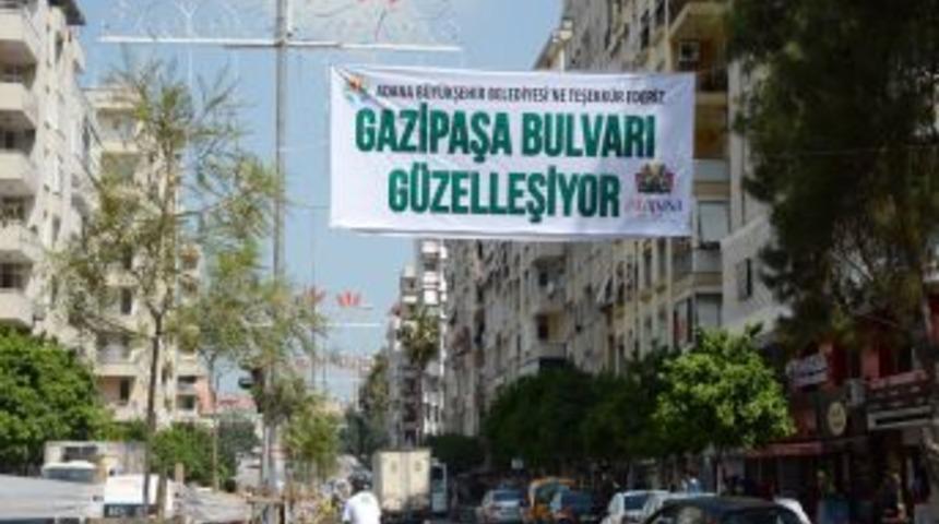 Gazipaşa Esnafından Adana B&uuml;y&uuml;kşehir&rsquo;e Pankartlı Teşekk&uuml;r