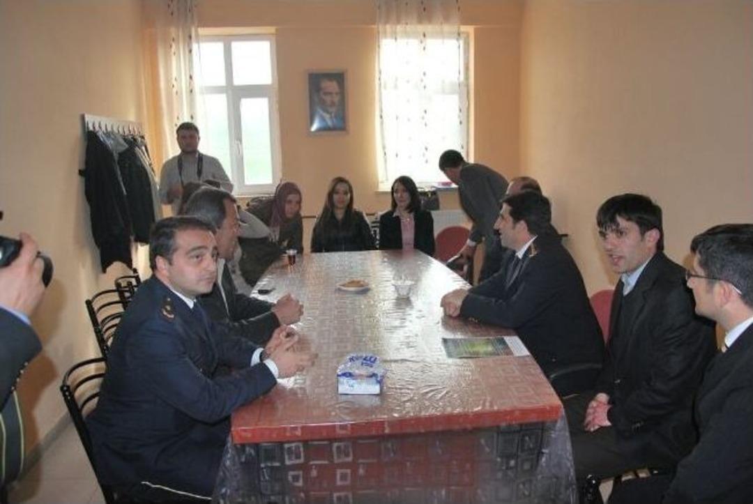 Polislerden Patnoslu &Ouml;ğrencilere Yardım