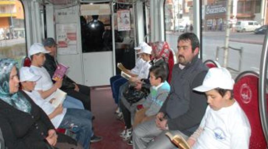 Raylı Sistem Duraklarına Kitaplıklar Konuluyor