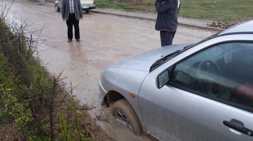 Doğalgaz I&ccedil;in Kazılan Yoldaki &Ccedil;ukur S&uuml;r&uuml;c&uuml;lerin Tepkisini &Ccedil;ekiyor