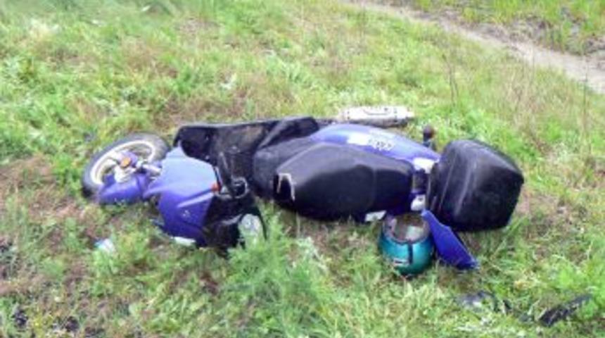 Şarampole U&ccedil;an Motosikletin S&uuml;r&uuml;c&uuml;s&uuml; &Ouml;ld&uuml;