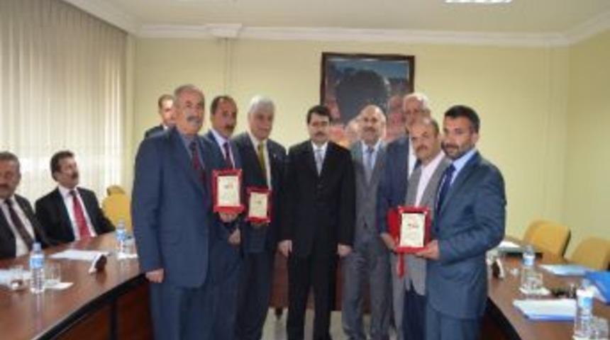 G&ouml;rev S&uuml;releri Dolan İl Enc&uuml;men &Uuml;yelerine Plaket