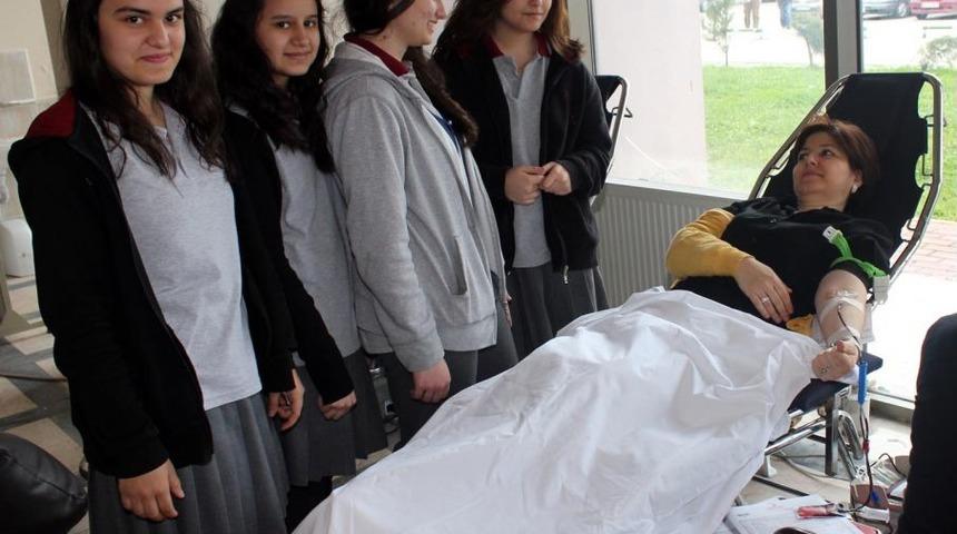 Liseli Kızlar, Kan Bağış Kampanyası D&uuml;zenledi