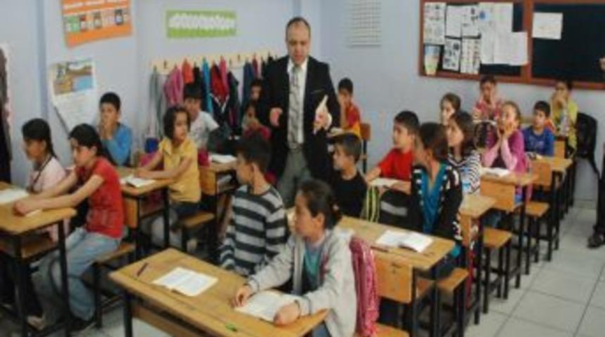 Kızıltepe Kaymakamı &Ouml;ğrencilerle Birlikte Kitap Okudu