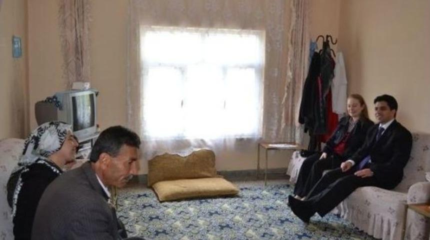 Kaymakam Ve Eşinden Hasta Vatandaş Evinde Ziyaret Edildi