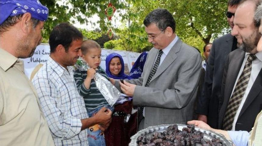 Vali G&uuml;ven&ccedil; Vatandaşlara Hurma Ve Zemzem Suyu İkram Etti