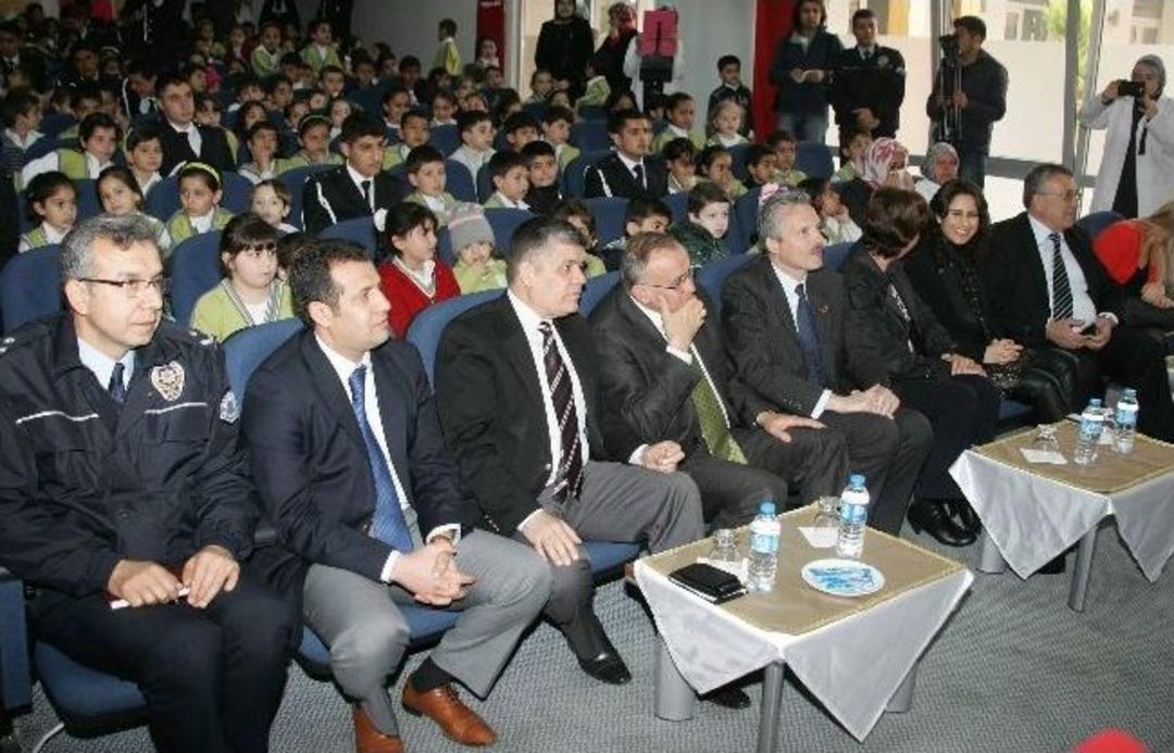 Pmyo &Ouml;ğrencileri Suruyeli &Ccedil;ocuklar İ&ccedil;in Sahneye &Ccedil;ıktı