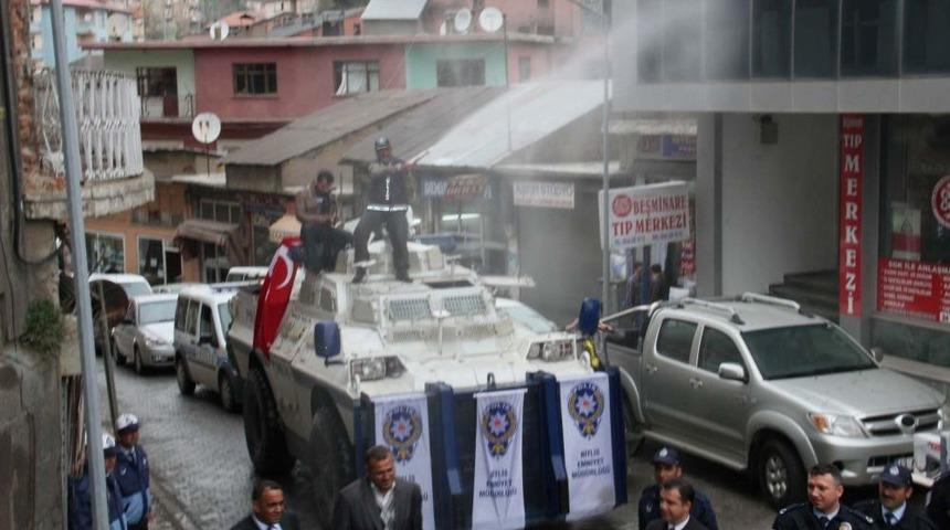 Bitlis&rsquo;te Polis Panzerleri Vatandaşa G&uuml;l Suyu Sıktı