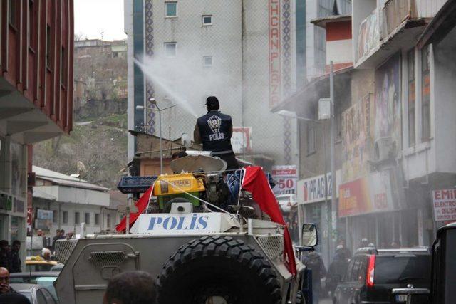 Bitlis’te Polis Panzerleri Vatandaşa Gül Suyu Sıktı