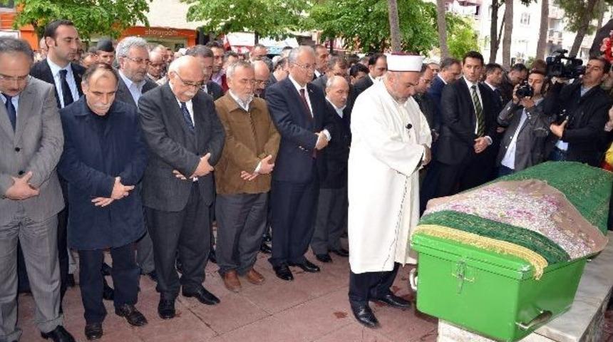 Bakan Avcı, Rekt&ouml;r Akan&rsquo;ın Annesinin Cenaze T&ouml;renine Katıldı