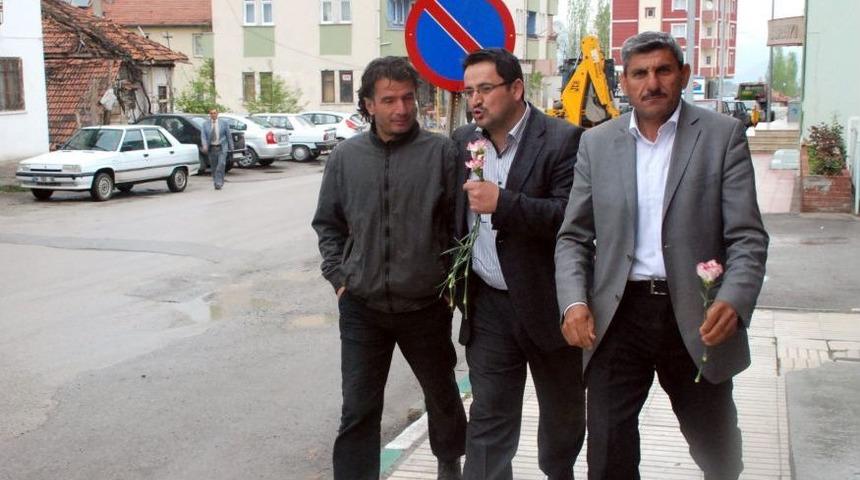 Kutlu Doğum Haftası Dolayısıyla Binlerce Karanfil Dağıtıldı