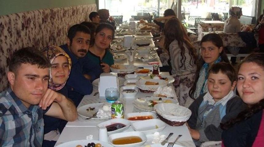 Sosyal Hizmet &Ouml;ğrencileri Engellilerle Buluştu