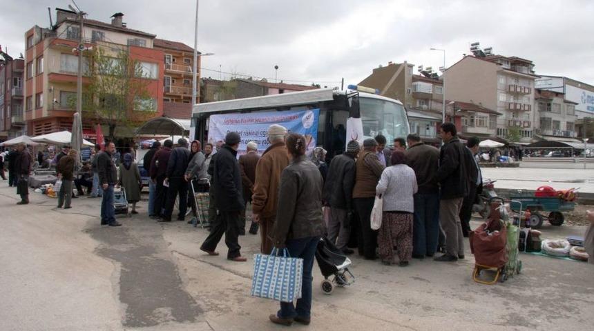 Pazarda &Ouml;nce Alışveriş Yaptılar, Sonra Kan Şekerini &Ouml;l&ccedil;t&uuml;rd&uuml;ler