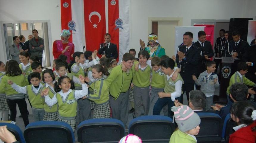 Savaşın Izlerini Unuttular, Polisle Halay &Ccedil;ekip G&ouml;n&uuml;llerince Eğlendiler