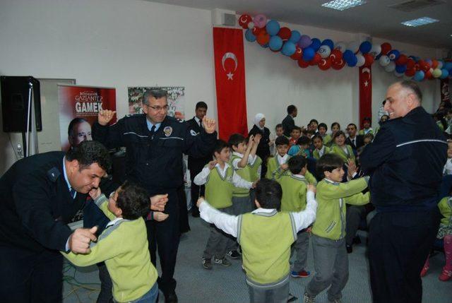 Savaşın Izlerini Unuttular, Polisle Halay Çekip Gönüllerince Eğlendiler