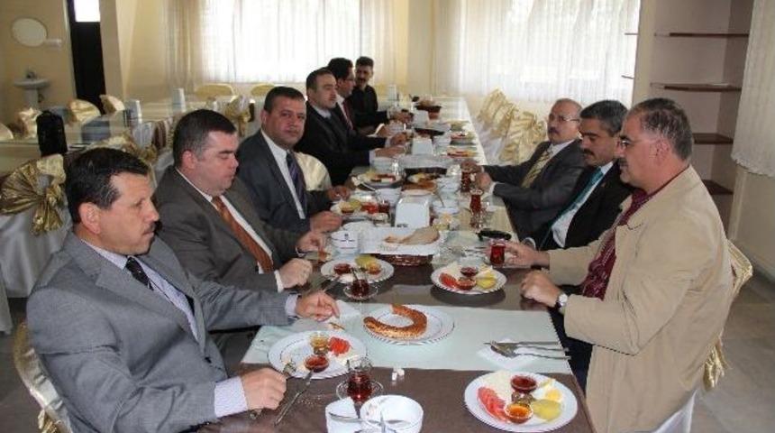 Ertuğrul Erkişi, İ