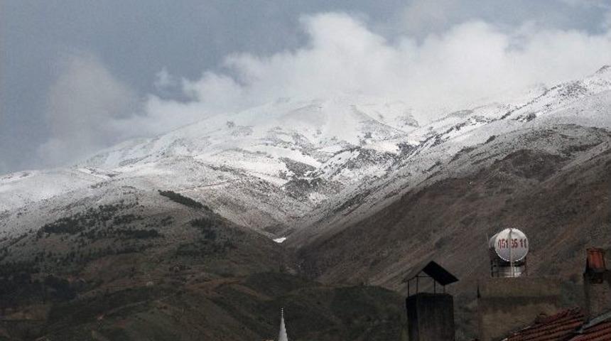 &Ccedil;elikhan&rsquo;ın Y&uuml;ksek Kesimlerine Kar Yağdı