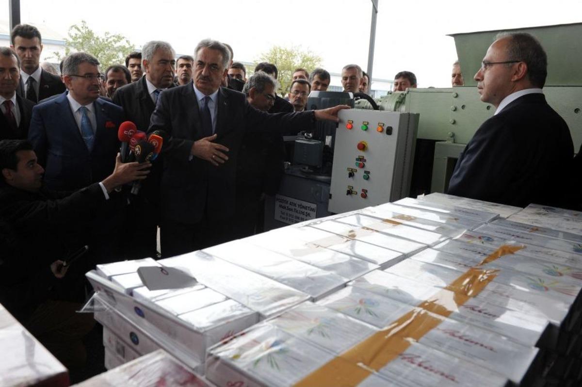 Bakan Yazıcı, Ka&ccedil;ak Sigaraları Imha Etti