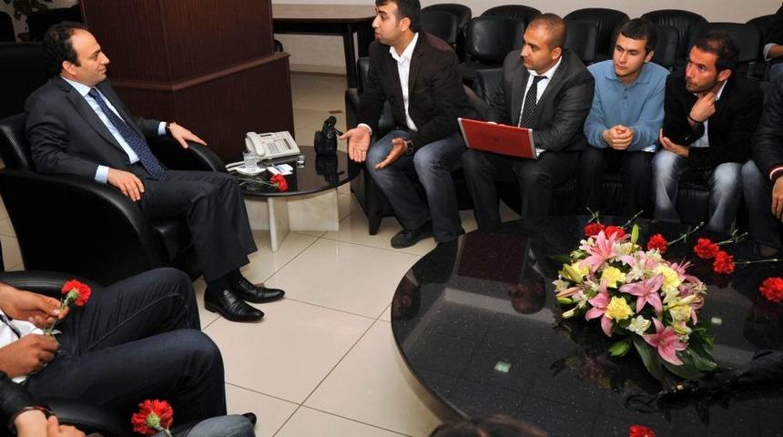 &Ouml;ğrencilerden Baydemir'e Anlamlı Ziyaret