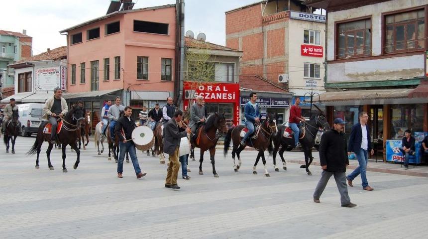 Orhaneli'nde Rahvan Atlıspor Kul&uuml;b&uuml;, Atcıların Yaptığı G&ouml;sterilerle A&ccedil;ıldı