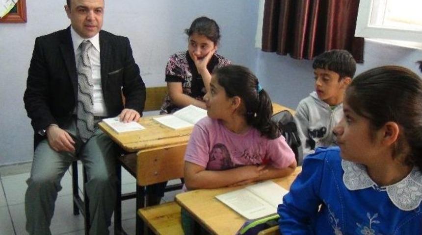 Mardin Okuyor Kampanyası Kapsamında Kızıltepe'de 1 Saatlik Kitap Okuma Programı Yapıldı