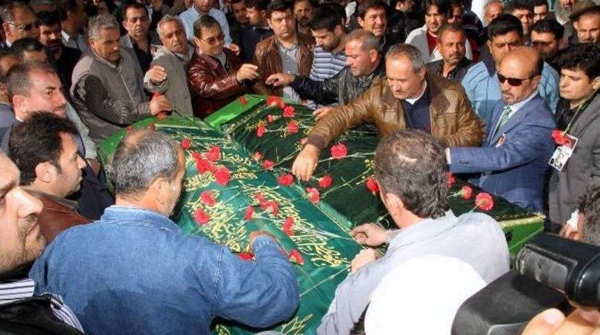 Eşini &Ouml;ld&uuml;r&uuml;p İntihar Eden Eski Belediye Başkanı Ve Eşi Toprağa Verildi