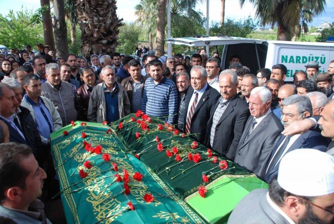 Eşiyle Birlikte Evinde &Ouml;l&uuml; Bulunan Eski Belediye Başkanı Toprağa Verildi