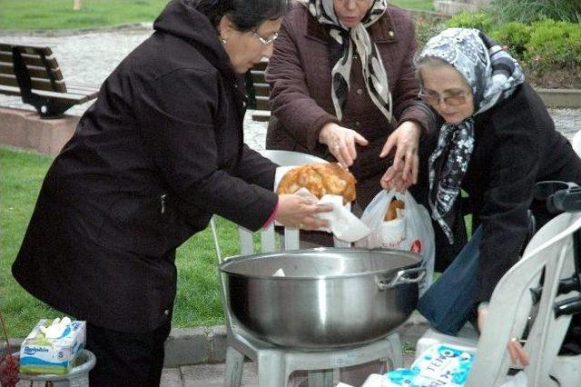 Annelerden Kutlu Doğum Lokması