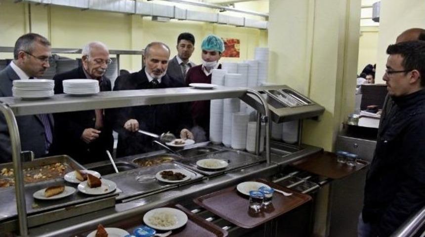 Bayburt &Uuml;niversitesi &Ouml;ğrencilerinden Kutlu Doğum Yemeği İkramı