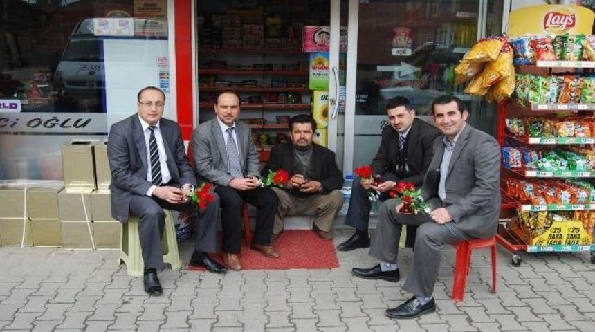 Kula'da M&uuml;ft&uuml;l&uuml;k Vatandaşa G&uuml;l Dağıttı