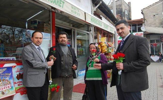 Kula'da Müftülük Vatandaşa Gül Dağıttı