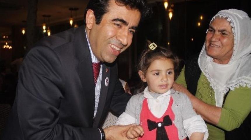 Vali G&uuml;zeloğlu Yardıma Muhta&ccedil; Ailelerle Yemekte Buluştu