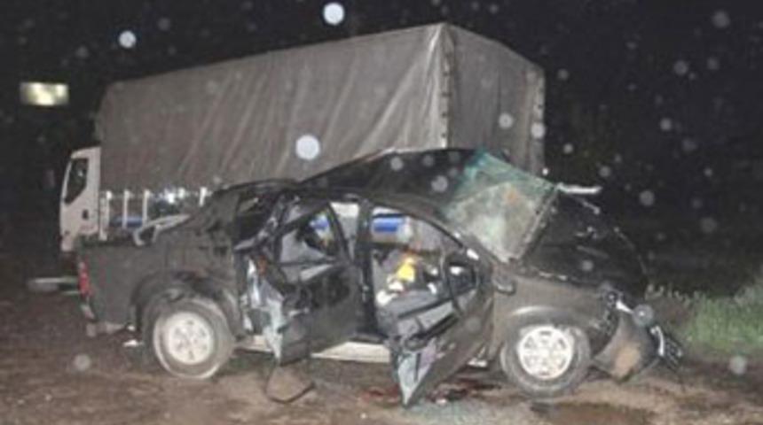 Kamyonet, duran kamyona &ccedil;arptı; 2 &ouml;l&uuml;