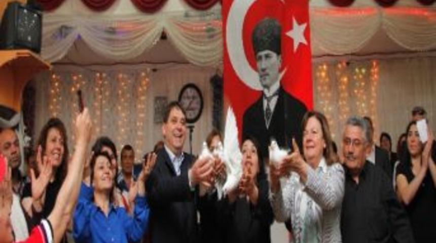 Barış İ&ccedil;in Beyaz G&uuml;vercin U&ccedil;urdular