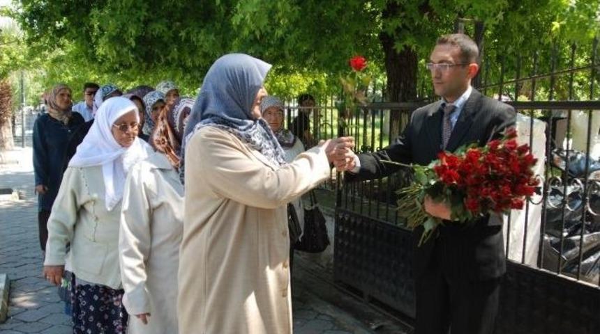 M&uuml;ft&uuml;l&uuml;kten Vatandaşa Kırmızı G&uuml;l