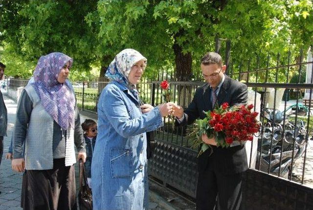 Müftülükten Vatandaşa Kırmızı Gül