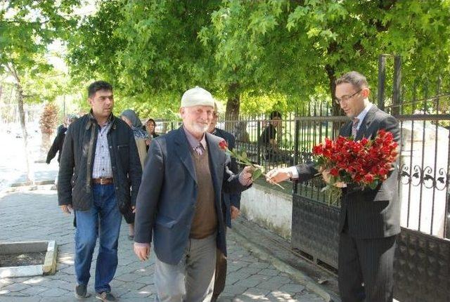 Müftülükten Vatandaşa Kırmızı Gül