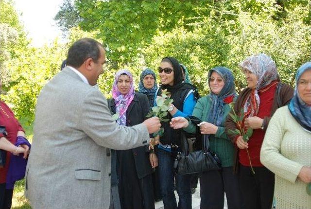 Müftülükten Vatandaşa Kırmızı Gül