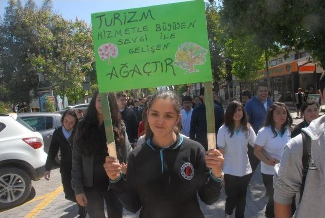 &Ouml;ğrenciler Turizm Haftası İ&ccedil;in Y&uuml;r&uuml;d&uuml;