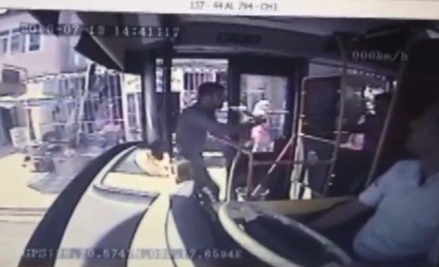 Malatya'da otobüs şoförüne döner bıçağıyla saldırı kamereda