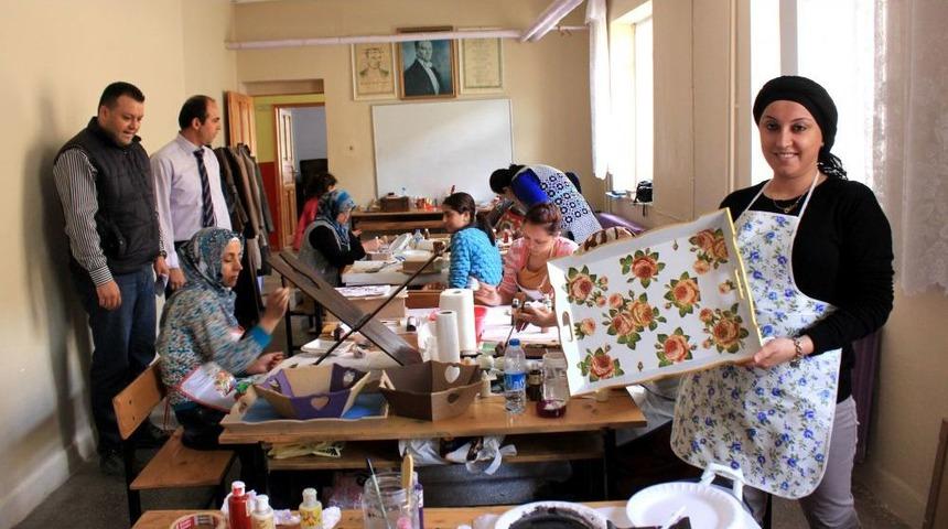 İliçli Bayanlar El Becerilerini Geliştiriyor